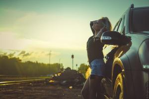 Хорошенькая блондинка и Mercedes-Benz